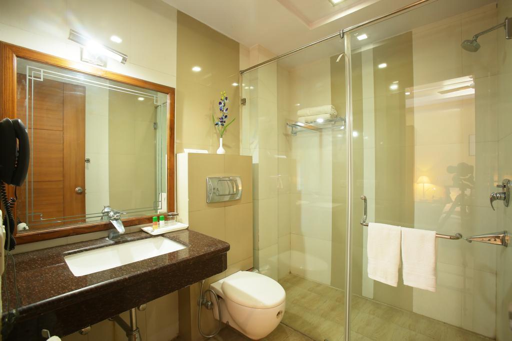 Emblem Hotel Sector 14 Гургаон Экстерьер фото