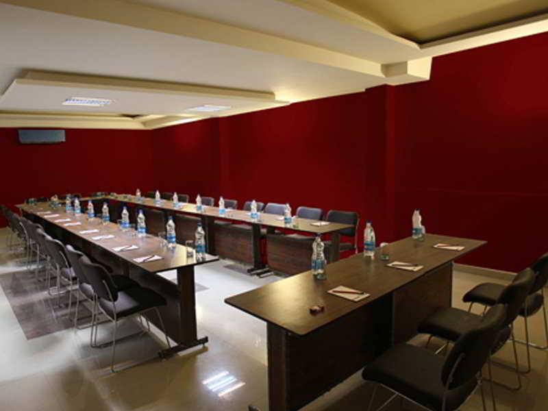 Emblem Hotel Sector 14 Гургаон Бизнес фото