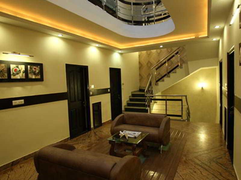 Emblem Hotel Sector 14 Гургаон Экстерьер фото