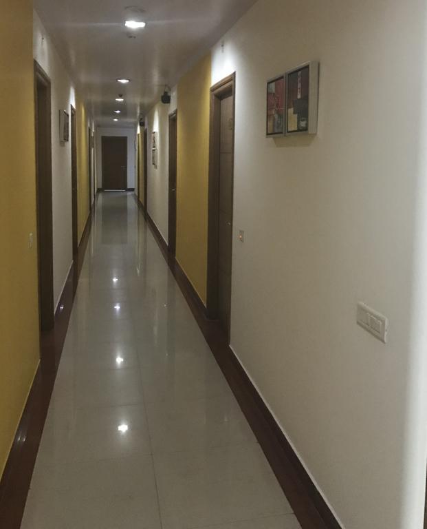 Emblem Hotel Sector 14 Гургаон Экстерьер фото