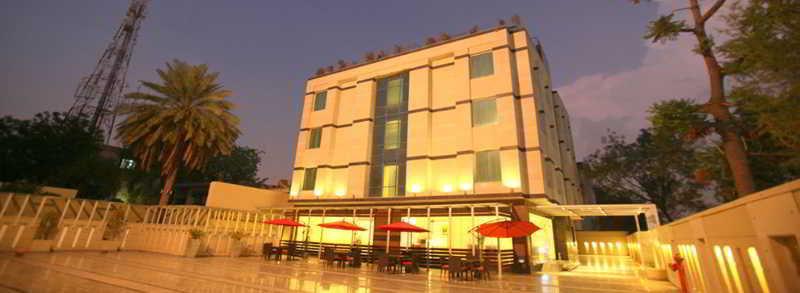 Emblem Hotel Sector 14 Гургаон Экстерьер фото