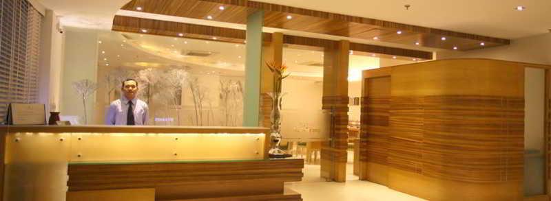 Emblem Hotel Sector 14 Гургаон Экстерьер фото