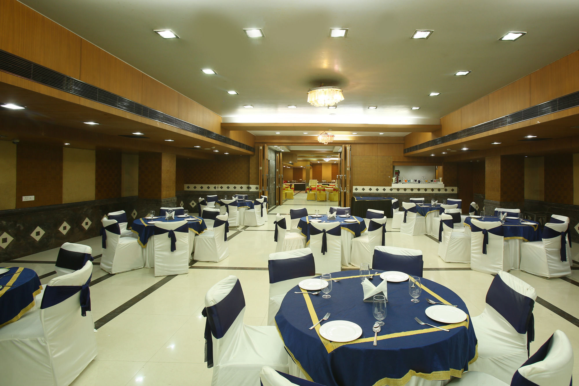 Emblem Hotel Sector 14 Гургаон Экстерьер фото