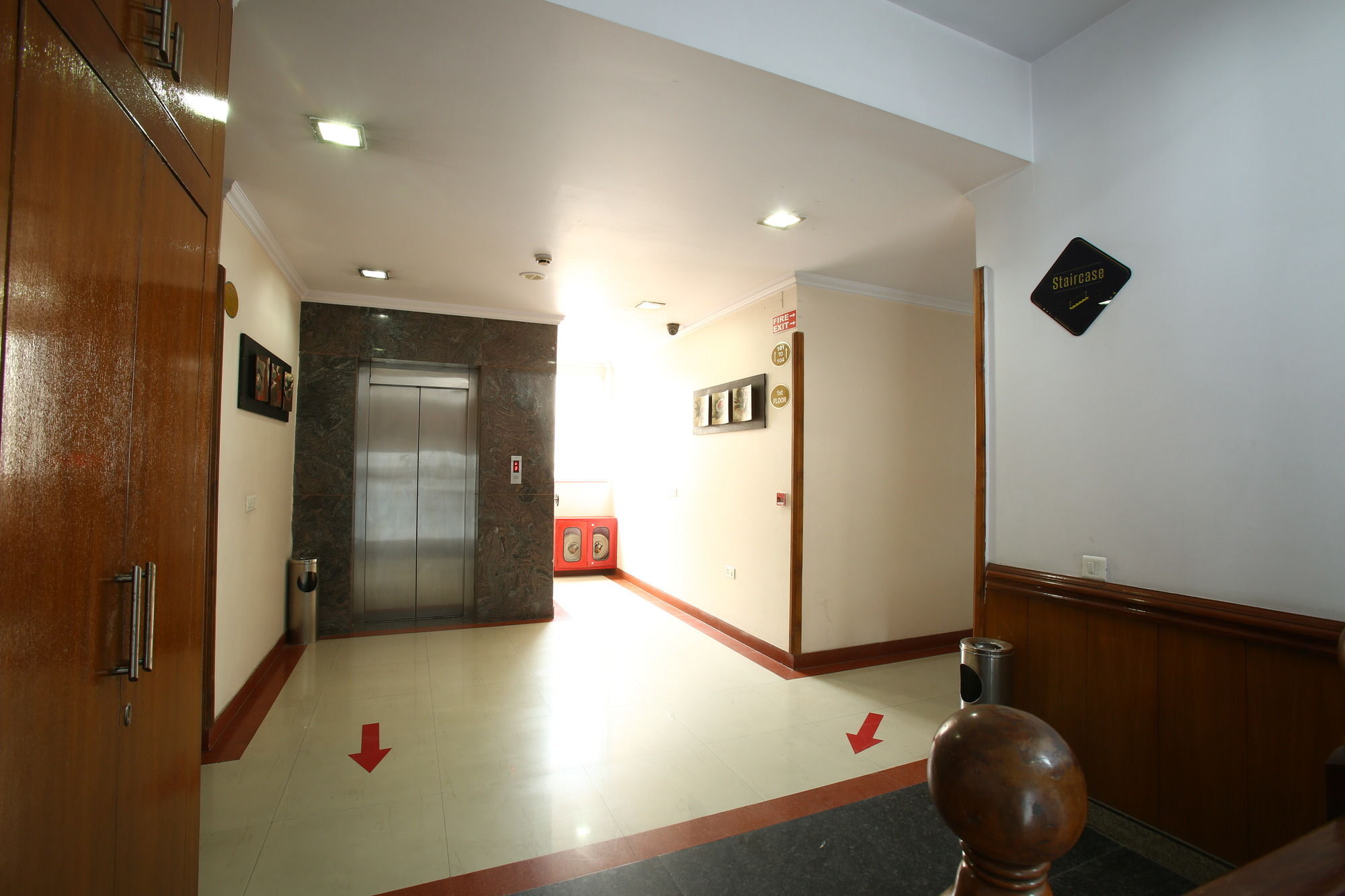 Emblem Hotel Sector 14 Гургаон Экстерьер фото