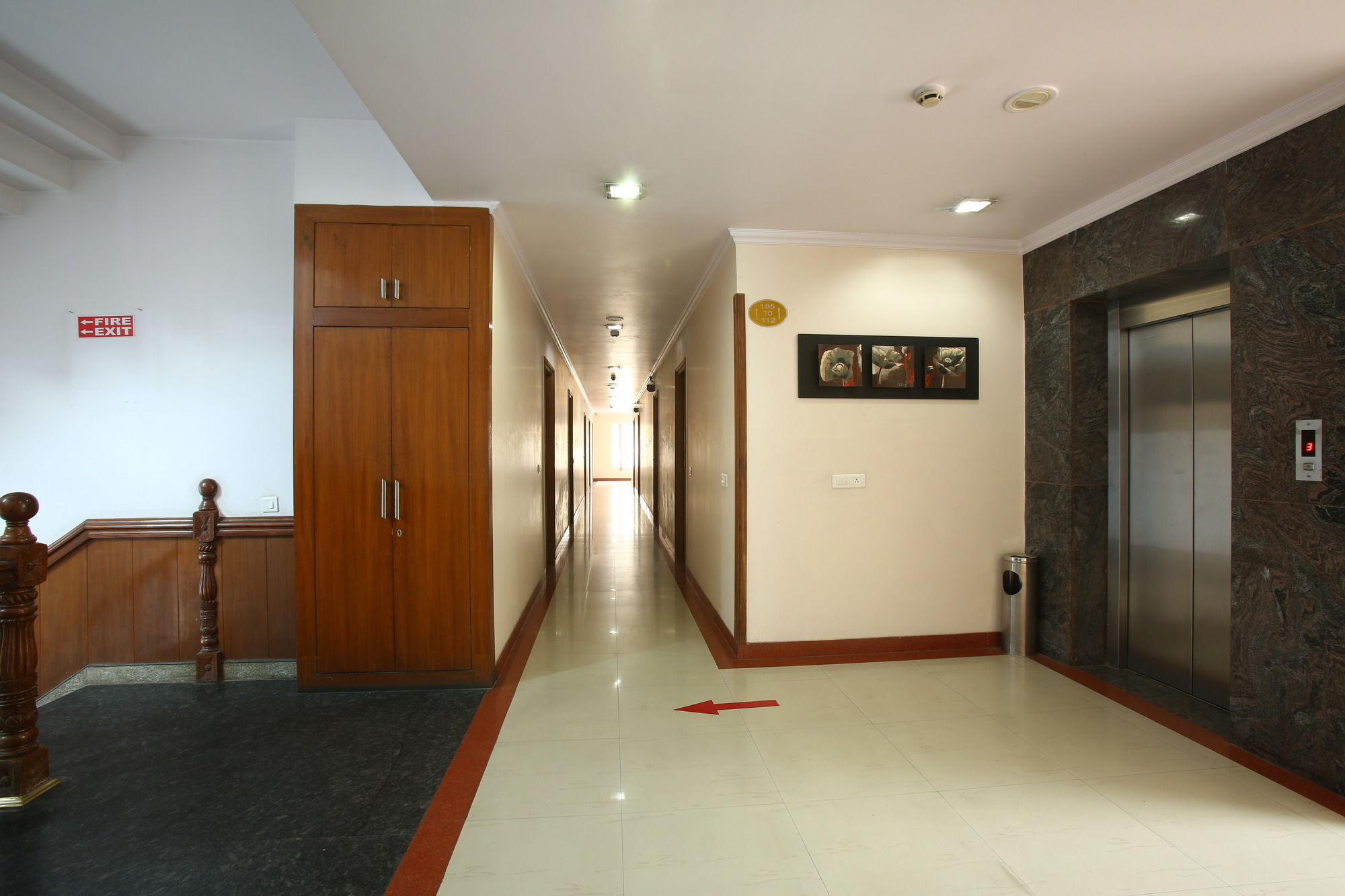Emblem Hotel Sector 14 Гургаон Экстерьер фото