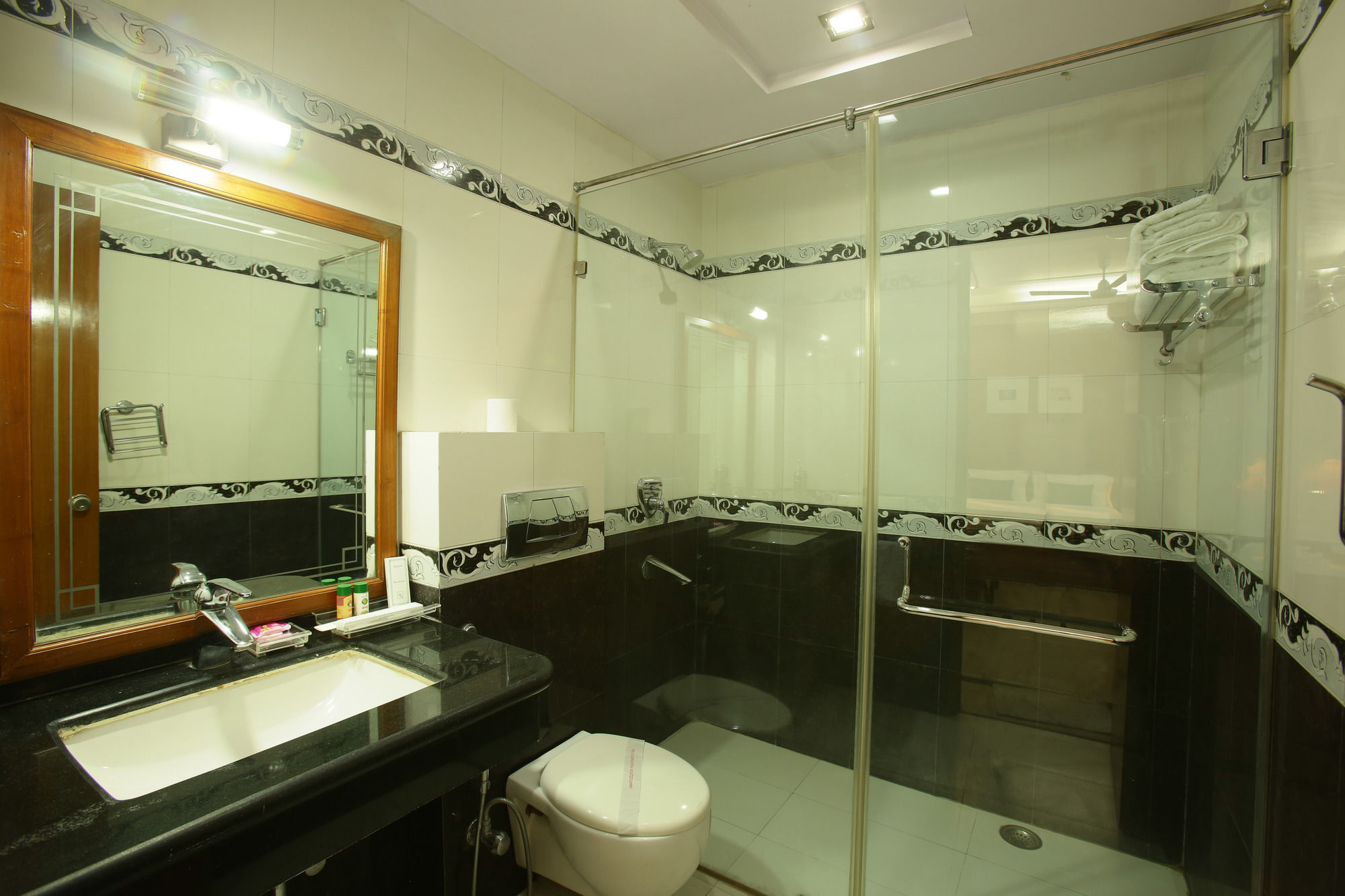 Emblem Hotel Sector 14 Гургаон Экстерьер фото