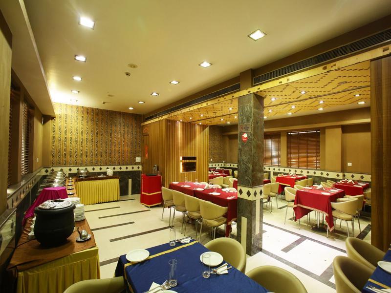 Emblem Hotel Sector 14 Гургаон Экстерьер фото