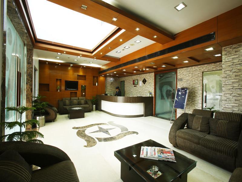 Emblem Hotel Sector 14 Гургаон Экстерьер фото