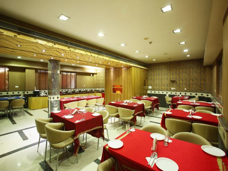Emblem Hotel Sector 14 Гургаон Экстерьер фото